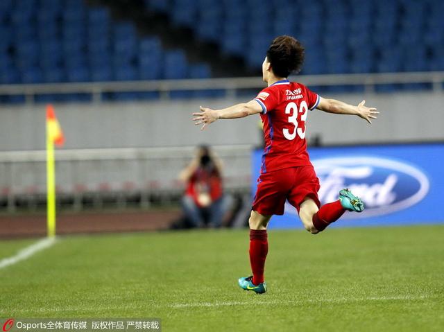 战报07:10美联 辛辛那提FC2-2（120分钟2-3）哥伦布机员07:30智利甲伊瓦顿0-2奥希金斯08:00巴甲 米涅罗竞技2-1圣保罗09:00墨联 墨西哥美洲队2-0利昂05:00NBA 快船113-112勇士06:00NBA 黄蜂117-123森林狼08:00NBA 活塞101-110骑士09:00NBA 雄鹿132-121老鹰09:00NBA 公牛124-118鹈鹕09:00NBA 热火129-144步行者今日焦点战预告14:00澳超 纽卡斯尔喷气机 VS 墨尔本城 亚冠错失三分，墨尔本城做客赢球结束连续不胜颓势？！